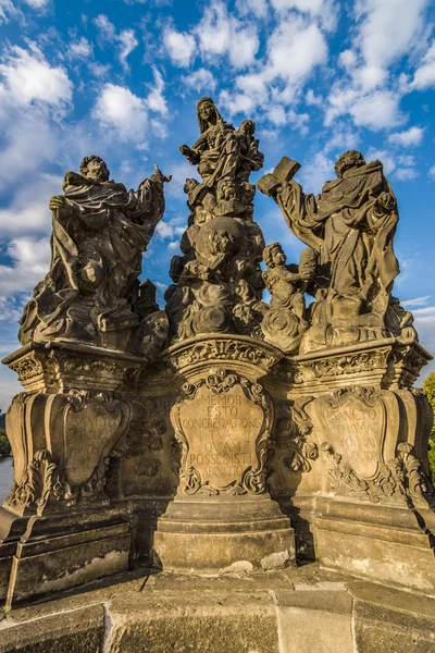Skulptur der Madonna, des Heiligen Dominic und des Heiligen Thomas Aquinas auf der Karlsbrücke in Prag. Tschechische Republik. — Stockfoto
