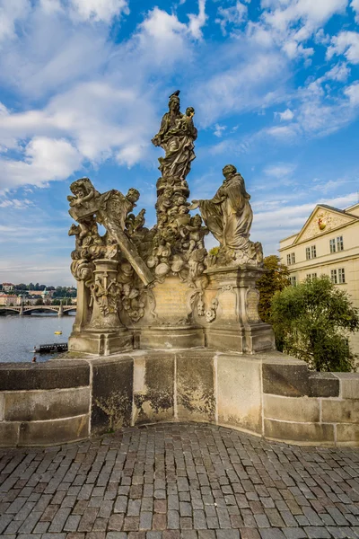 Skulptur der Madonna und des Heiligen Bernard auf der Karlsbrücke in Prag. Tschechische Republik. — Stockfoto