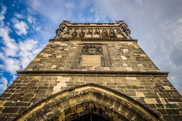 Aussichtsturm auf der Karlsbrücke vor blauem Himmel. — Stockfoto