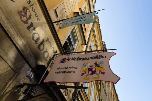 Gatan och vardagslivet i staden. Prag är huvudstaden och den största staden i Tjeckien. — Stockfoto