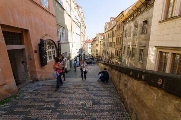 Straat en het dagelijks leven van de stad. Praag is de hoofdstad en grootste stad van Tsjechië. — Stockfoto