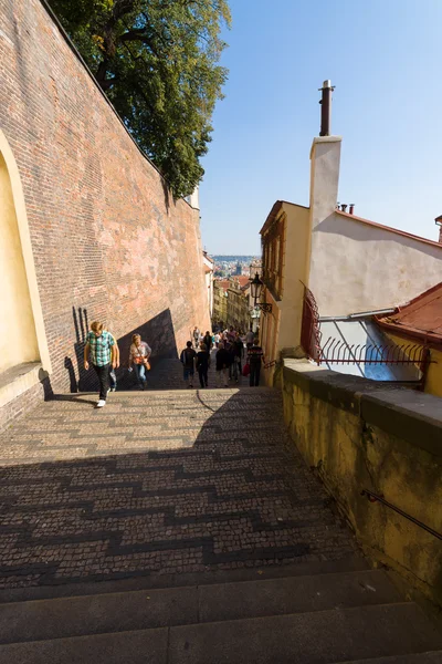 Strada e vita quotidiana della città. Praga è la capitale e la più grande città della Repubblica Ceca . — Foto Stock