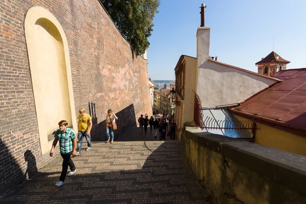 Straat en het dagelijks leven van de stad. Praag is de hoofdstad en grootste stad van Tsjechië. — Stockfoto