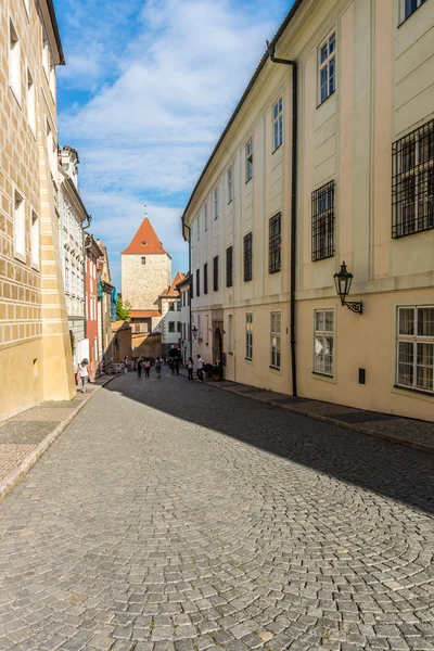 Sokak ve şehrin günlük hayatı. Prag Çek Cumhuriyeti'nin başkenti ve en büyük olduğunu. — Stok fotoğraf