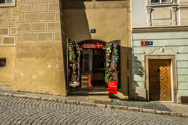 Strada e vita quotidiana della città. Negozio di souvenir. Praga è la capitale e la più grande città della Repubblica Ceca . — Foto Stock