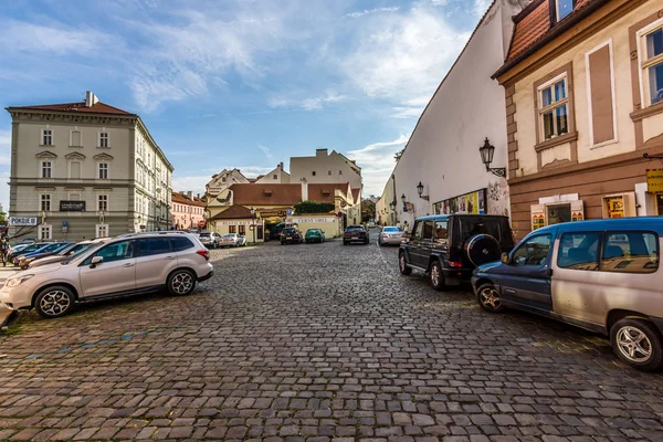 Strada e vita quotidiana della città. Praga è la capitale e la più grande città della Repubblica Ceca . — Foto Stock