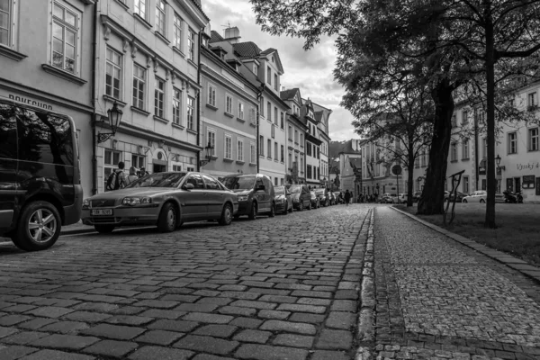 De straten van de oude stad. Wijk Mala Strana - mindere binnenstad van Praag. Zwart-wit. Praag is de hoofdstad en grootste stad van Tsjechië — Stockfoto