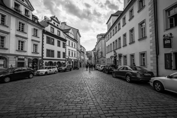 A város utcája és mindennapi élete. Fekete-fehér. Prága Csehország fővárosa és legnagyobb városa.. — Stock Fotó