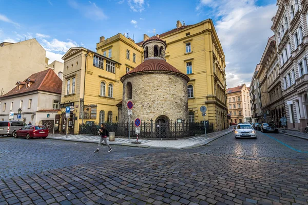 聖十字架の円形建築の教会。プラハで最古のロマネスク様式の円形建築. — ストック写真