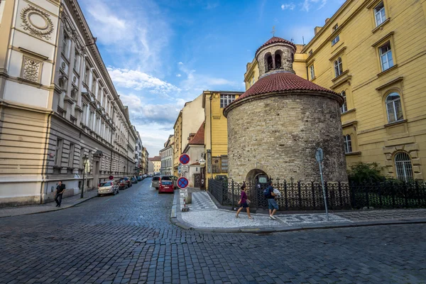 Rotunda kerk van het Heilige Kruis. De oudste Romaanse rotonde in Praag. — Stockfoto