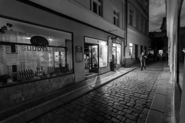 Avondstraat in de oude stad. Zwart op wit. Praag is de hoofdstad en grootste stad van Tsjechië. — Stockfoto