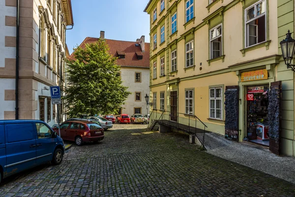 Straat en het dagelijks leven van de stad. Praag is de hoofdstad en grootste stad van Tsjechië. — Stockfoto