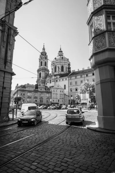 Kościół św. Dzielnica Mala Strana - małopolskie centrum Pragi. Czarno-biały. Praga jest stolicą i największym miastem w Republice Czeskiej. — Zdjęcie stockowe