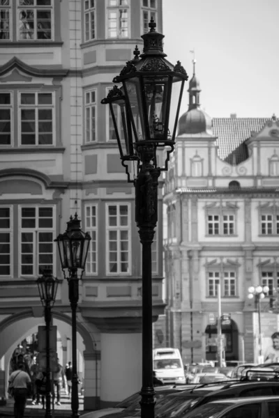Postes de farola vintage. Distrito Mala Strana - Ciudad Pequeña de Praga. Blanco y negro. Praga es la capital y ciudad más grande de la República Checa . —  Fotos de Stock