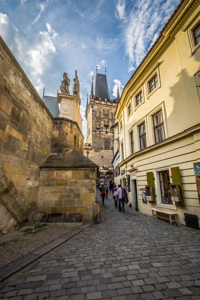 Cerca del Puente de Carlos. El Puente de Carlos es un famoso puente histórico que cruza el río Moldava en Praga . —  Fotos de Stock