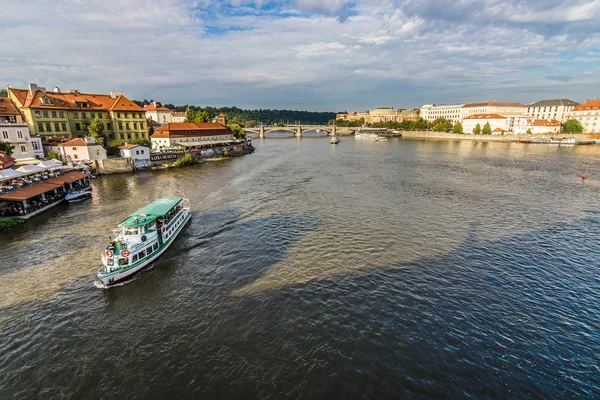 Kilátás nyílik a Vltava a Károly-hídtól. A Károly-híd a híres történelmi híd, amely átlépi a Moldva folyó partján, Prága. — Stock Fotó