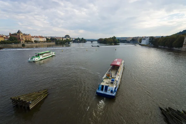 Kilátás nyílik a Vltava a Károly-hídtól. A Károly-híd a híres történelmi híd, amely átlépi a Moldva folyó partján, Prága. — Stock Fotó