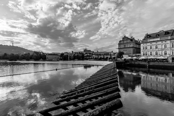 Charles Bridge and the Vltava River. Black and white. The Charles Bridge is a famous historic bridge that crosses the Vltava river in Prague. — Stock Photo, Image