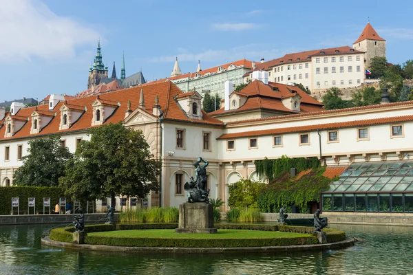 Pałac Wallensteina i Wallensteina ogród. Pałac Wallensteina jest barokowy pałac w dzielnicy Mala Strana, obecnie dom Senatu Republiki Czeskiej. — Zdjęcie stockowe