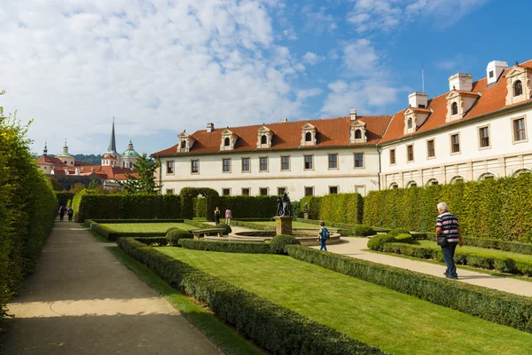 Wallenstein Palace e Wallenstein Garden. O Palácio Wallenstein é um palácio barroco em Mala Strana, atualmente a casa do Senado checo. . — Fotografia de Stock