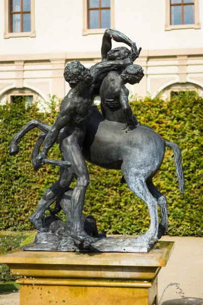 Personnages mythiques (sculpture) dans le jardin du Palais Wallenstein — Photo