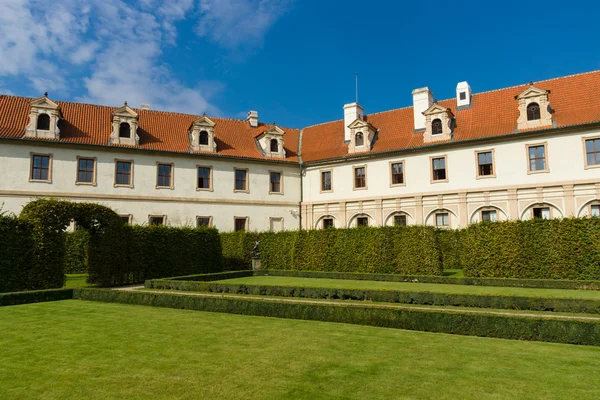 Wallenstein Palace e Wallenstein Garden. O Palácio Wallenstein é um palácio barroco em Mala Strana, atualmente a casa do Senado checo. . — Fotografia de Stock