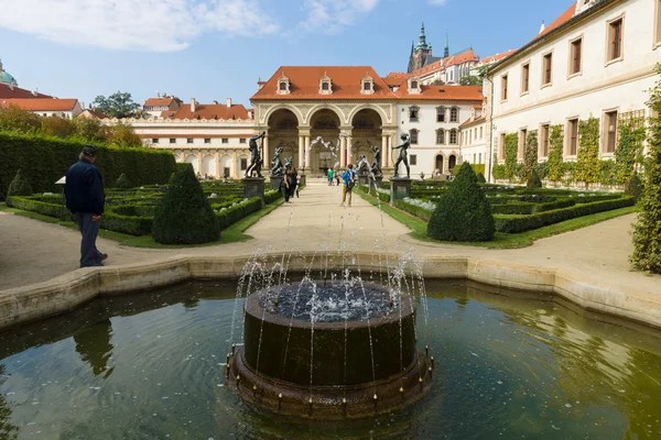 华伦斯坦宫和华伦斯坦花园。华伦斯坦宫是巴洛克式的宫殿在小城，目前家里的捷克参议院. — 图库照片