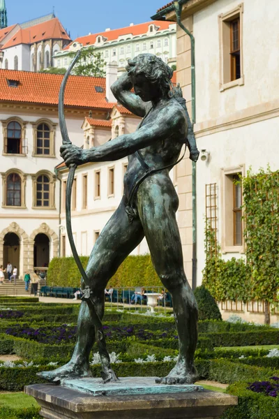 Personagens míticos (escultura) no jardim do Palácio Wallenstein — Fotografia de Stock