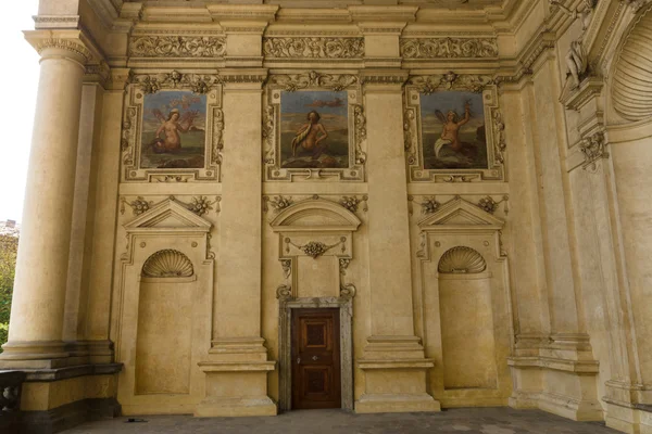 Detail průčelí Valdštejnského paláce. Valdštejnský palác je barokní palác na malé straně, v současné době sídlo Senátu Parlamentu České republiky. — Stock fotografie