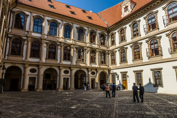 Il cortile del Palazzo Wallenstein. Palazzo Wallenstein è un palazzo barocco a Mala Strana, attualmente sede del Senato ceco . — Foto Stock