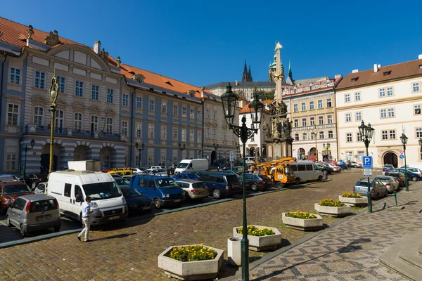 Square in the Lesser Town (Mala Strana). In the background the Holy Trinity Column. — Stock Photo, Image