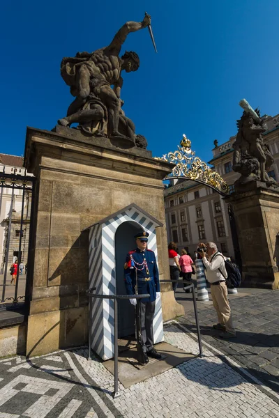 Soldati di guardia d'onore intorno al palazzo presidenziale. Castello di Praga . — Foto Stock