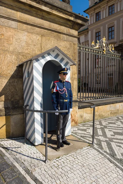 Soldiers guard of honor around the presidential palace. Prague Castle. — Stock Photo, Image