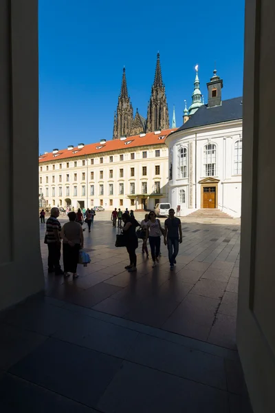 Gården i presidentpalatset. I bakgrunden St Vitus Cathedral. Prague Castle. — Stockfoto