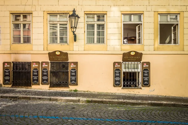 Lesser Town (Mala Strana) bölgesinde geleneksel bira barlar. Prag Çek Cumhuriyeti'nin başkenti ve en büyük olduğunu. — Stok fotoğraf