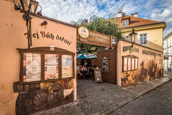 Traditionelle Bierkneipen im Bezirk der Kleinstadt (mala strana). Prag ist die Hauptstadt und größte Stadt der Tschechischen Republik. — Stockfoto