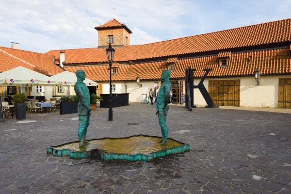 Skulptur "pinkelnde Statuen" von David Cerny und das franz-kafka-Museum. der Bezirk der Kleinstadt (mala strana)). — Stockfoto