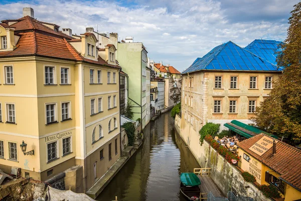 Certovka (Canal del Diablo), también llamada Pequeña Venecia de Praga, es un canal de agua en el distrito de la Ciudad Menor (Mala Strana). ). —  Fotos de Stock