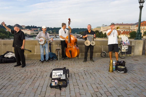 Performance of musicians on the Charles Bridge. Prague is the capital and largest city of the Czech Republic. — Stock Photo, Image