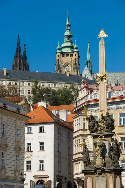 Náměstí v Lesser Town (Mala Strana). V pozadí Pražský hrad a katedrála svatého Víta, v popředí sloupu Nejsvětější Trojice. — Stock fotografie