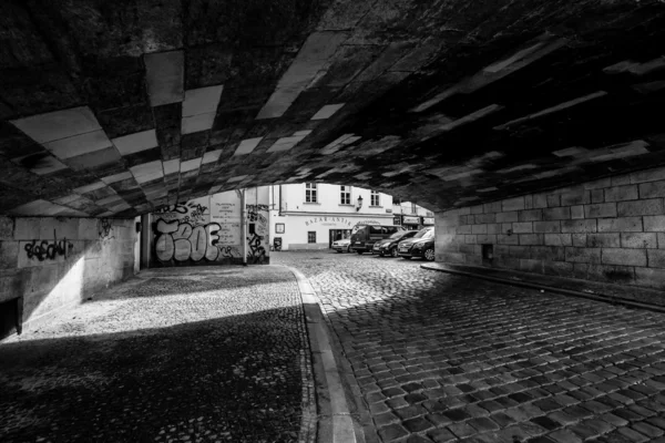 Under bron. Svart och vitt. Prag är huvudstad och största stad i Tjeckien. — Stockfoto