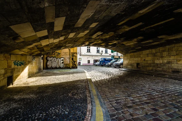 Onder de brug. Praag is de hoofdstad en grootste stad van Tsjechië. — Stockfoto