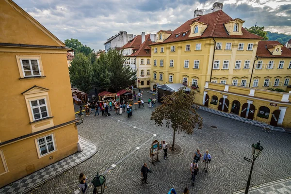 Strade e piazze della vecchia Praga. Praga è la capitale e la più grande città della Repubblica Ceca — Foto Stock