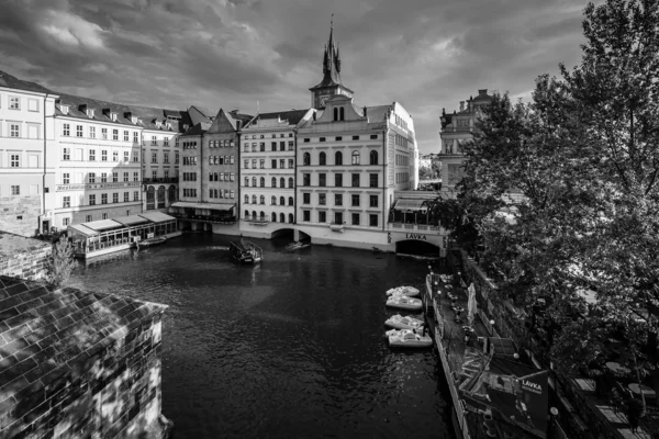 Beautiful old houses on the banks of the Vltava. Black and white. Prague is the capital and largest city of the Czech Republic. — Stock Photo, Image