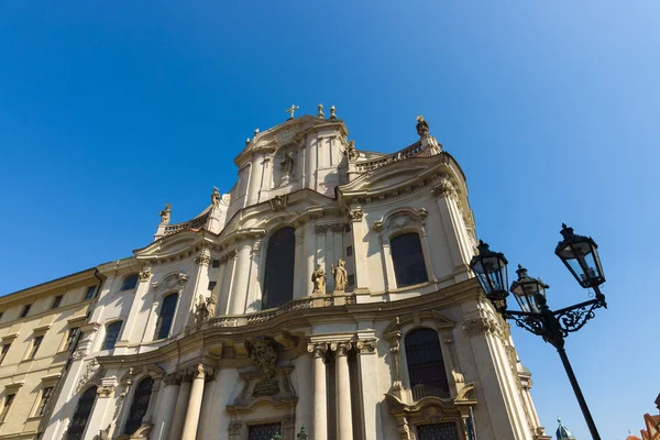 Fachada da Catedral de São Nicolau na Cidade Menor de Praga . — Fotografia de Stock