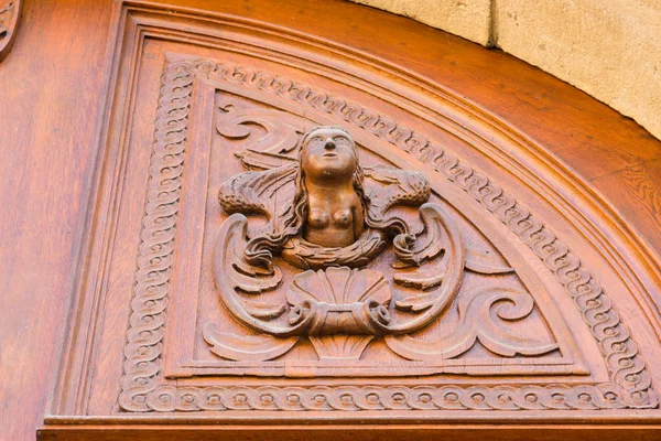 Escultura em madeira. Ornamentos acima da porta de entrada . — Fotografia de Stock