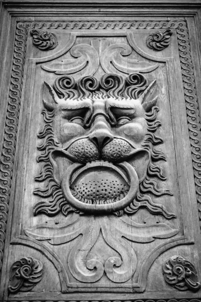 Stare drzwi dekoracje w postaci głowy lwa — Zdjęcie stockowe