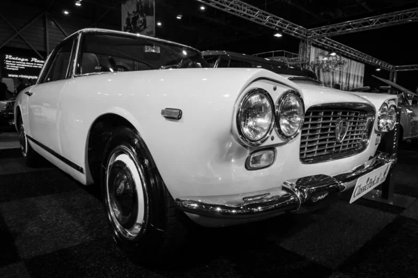 Luxury car Lancia Flaminia GTL by Carrozzeria Touring. Black and white — Stock Photo, Image