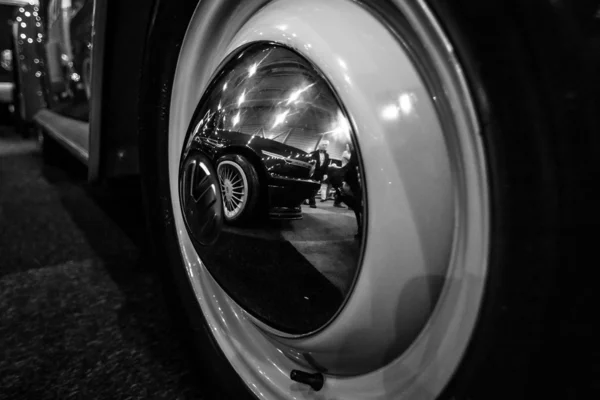 Réflexions dans les roues. Noir et blanc — Photo