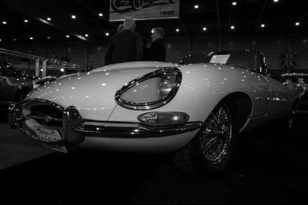 Британский спортивный автомобиль Jaguar E-Type Cabriolet, Серия I, 1963. Черное и белое — стоковое фото